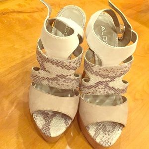 Snake skin Aldo heals